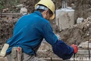 农民工讨薪问题的思考和建议（农民工讨薪问题的思考与建议）湖南农民工讨薪1560元20次无果，设局将老板全家灭门，女儿仅4岁被台安全部门少将强吻 女子身份曝光：系已婚的防务部门高阶军官