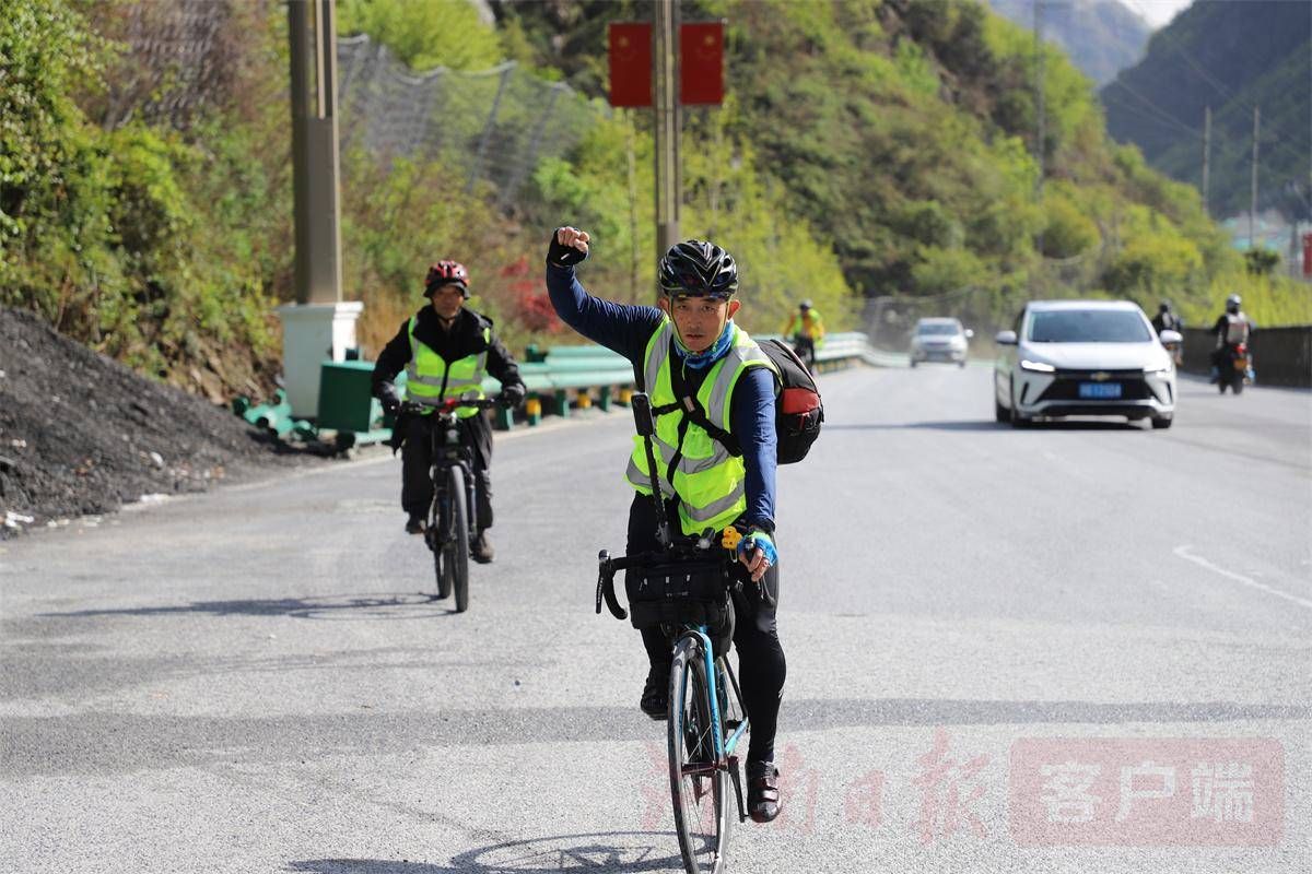 318川藏线自行车攻略（骑行318川藏线路书）富士康员工杨春玲骑行川藏线D5：翻越折多山